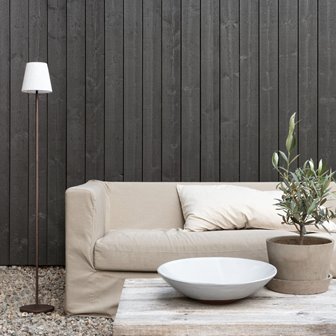 Bezprzewodowa lampa podłogowa z abażurem na taras